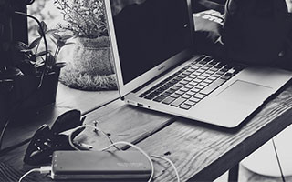 湖人官博发布东契奇与队友的训练视频：热身的时候皮一下