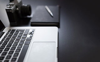 湖人官博发布东契奇与队友的训练视频：热身的时候皮一下